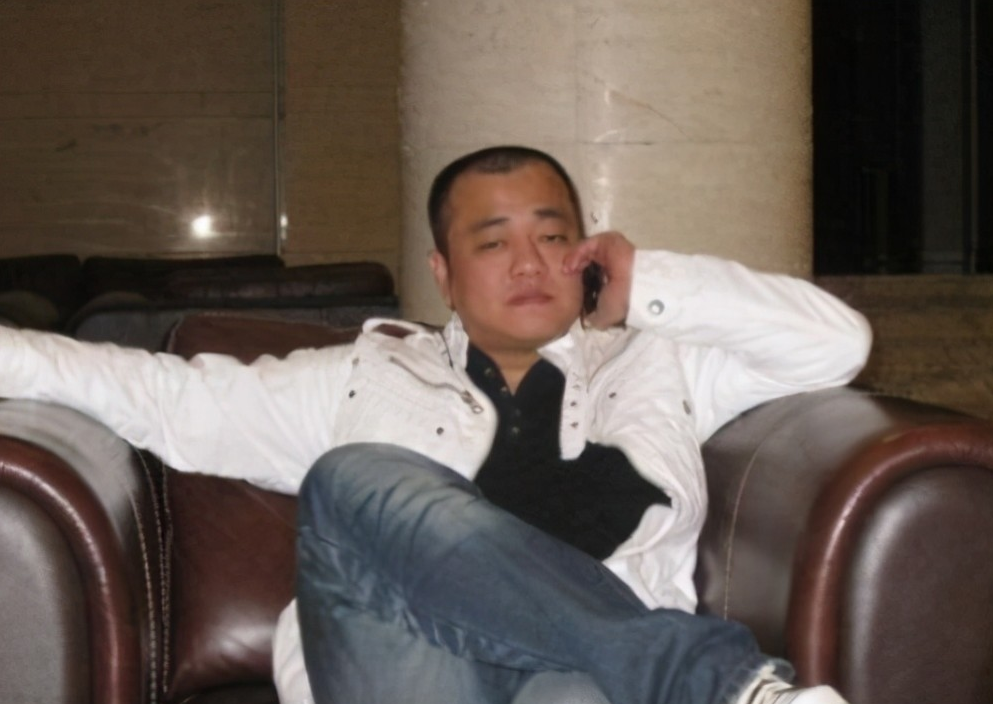 他为人仗义豪爽,短短几年,又在北京结交了一帮朋友.