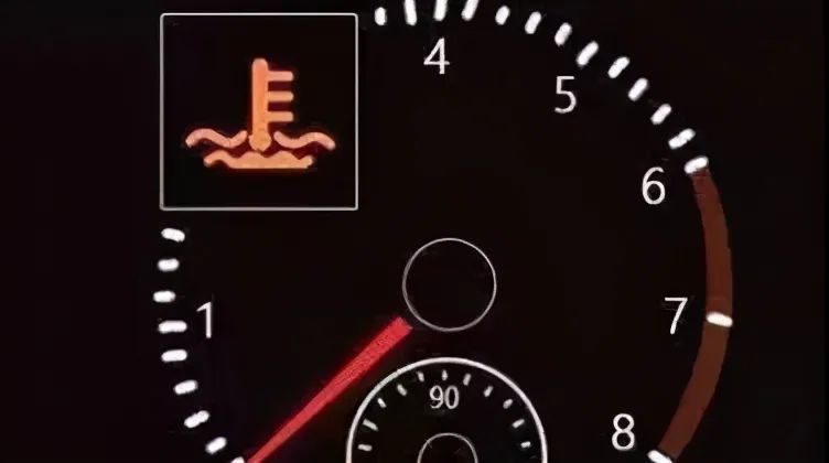 指示灯用以显示车辆发动机内冷却液的温度,发动机最怕的就是缺油,缺水