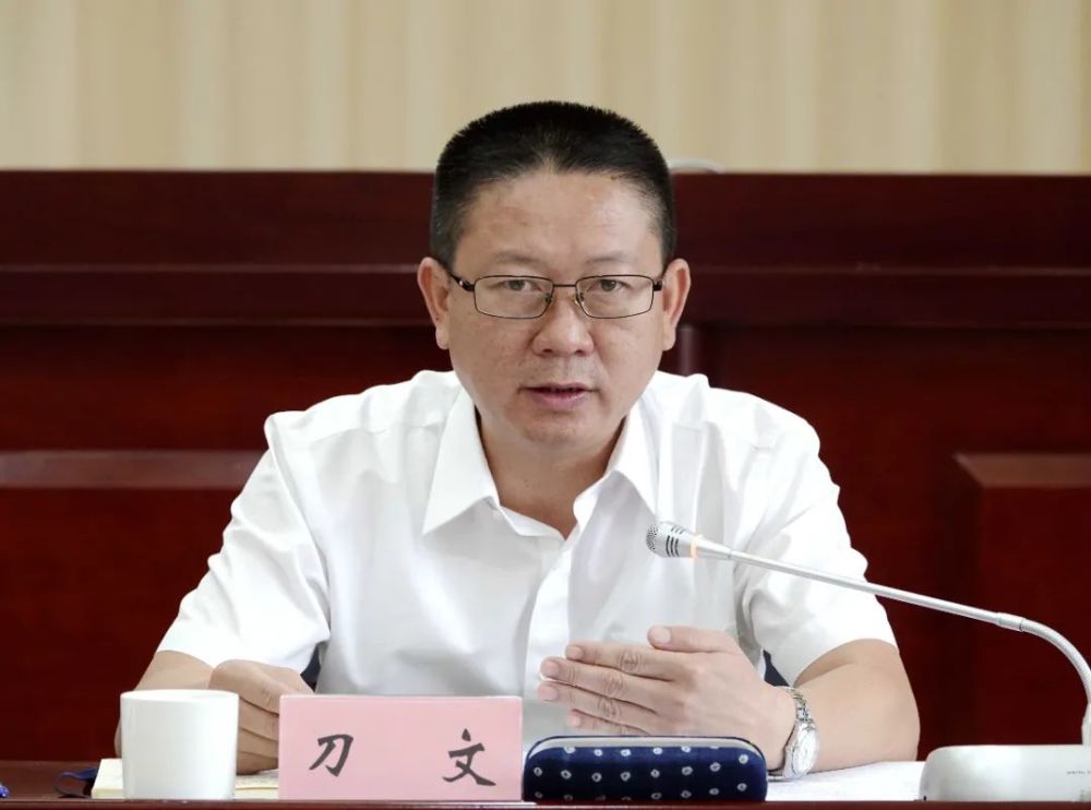 郑艺主持召开西双版纳普洱茶博览会暨名特产品展销平台筹备会议