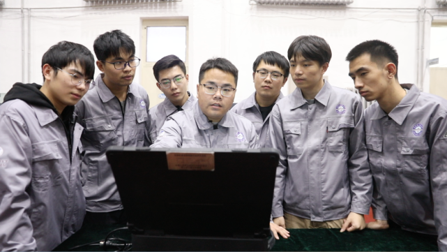 赞！他从2万人中脱颖而出，荣获“全国向上向善好青年”称号_腾讯新闻