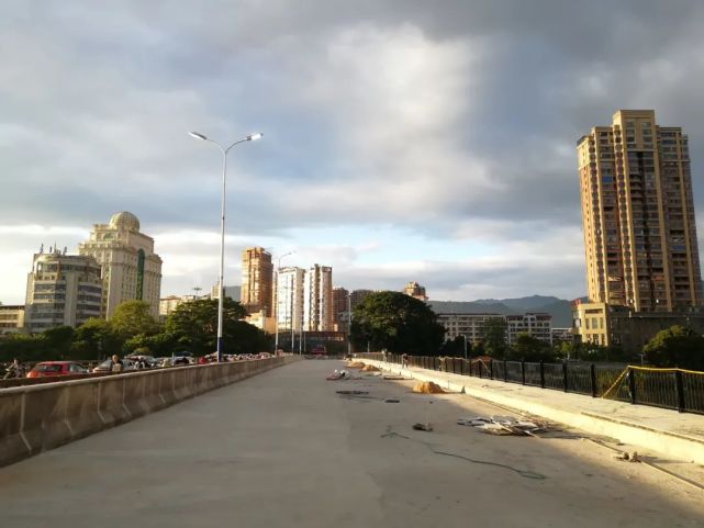 雙向四車道,東側的新橋為鯉南鎮往鯉城街道由南向北進城單向雙車道,西