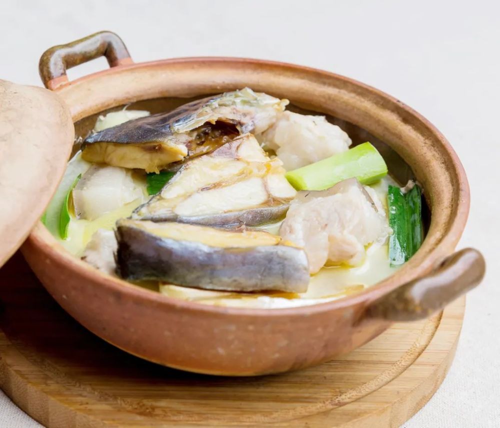 除了金鲳鱼干煲五花腩小编还为大家网罗到金鲳鱼的其他神仙吃法红烧金