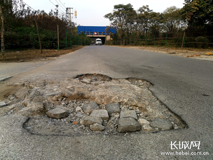 石家庄闽江道满地伤400米路面9处破损严重