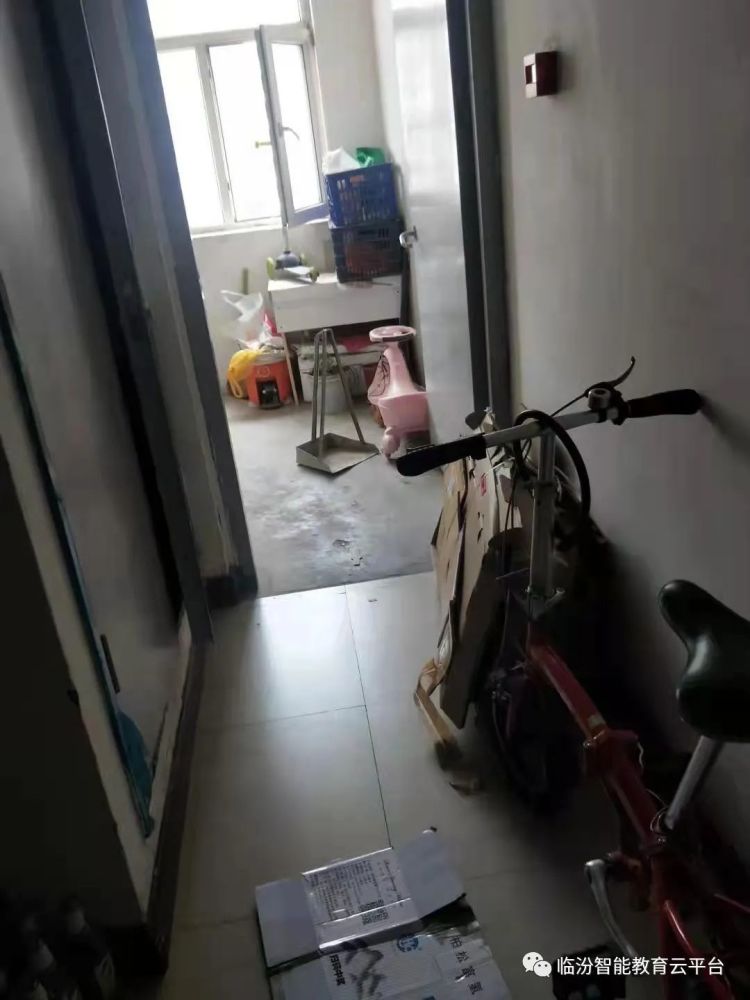 来源:临汾智能教育云 近日, 洪洞万安镇西梁村"90后"小伙 八抬大轿娶