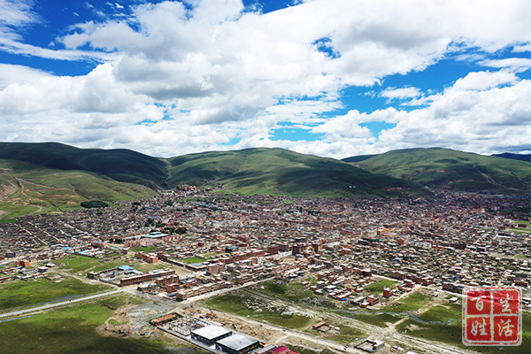 图:理塘县城全景.