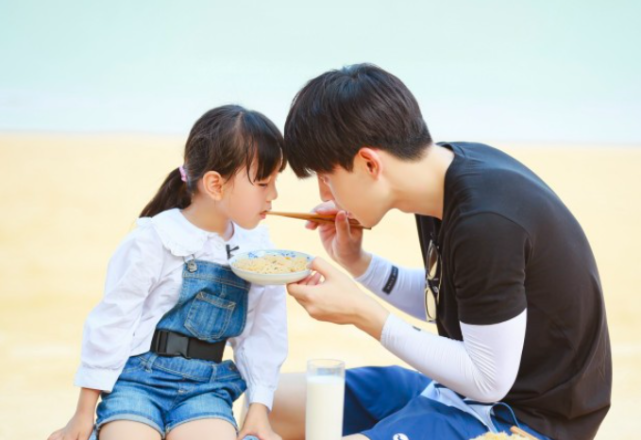 借着在亲子节目中的热度,小山竹之后参加过其他节目