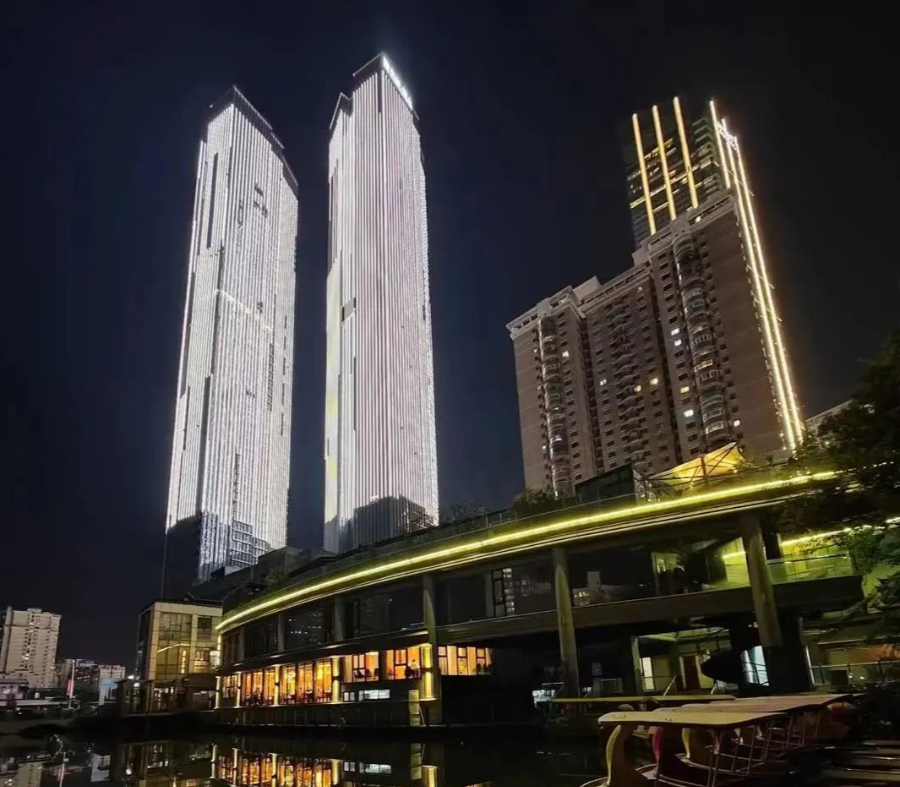 就是那座双子楼它——"亮了"无锡市中心又一地标建筑而在最近都是无锡