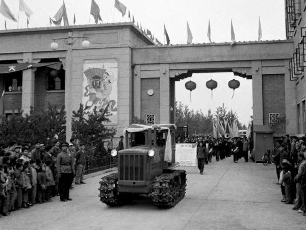 两旁挤满了围观群众(中国一拖集团有限公司供图)洛阳拖拉机研究院有限
