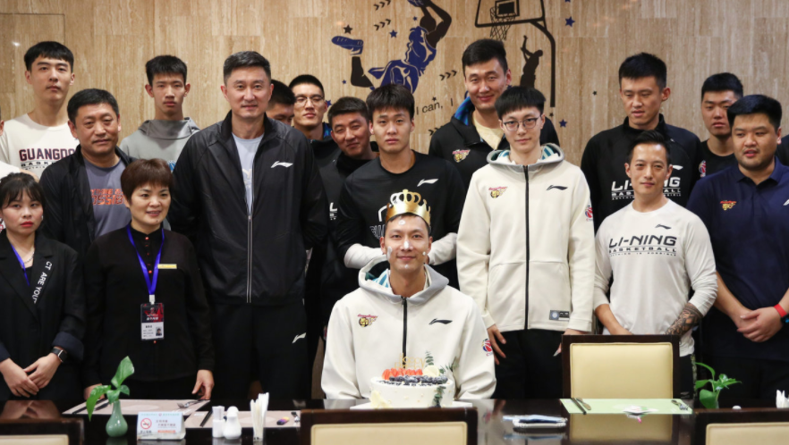 易建联过生日全队唱歌赵睿不敢把蛋糕拍他脸上杜锋送祝福