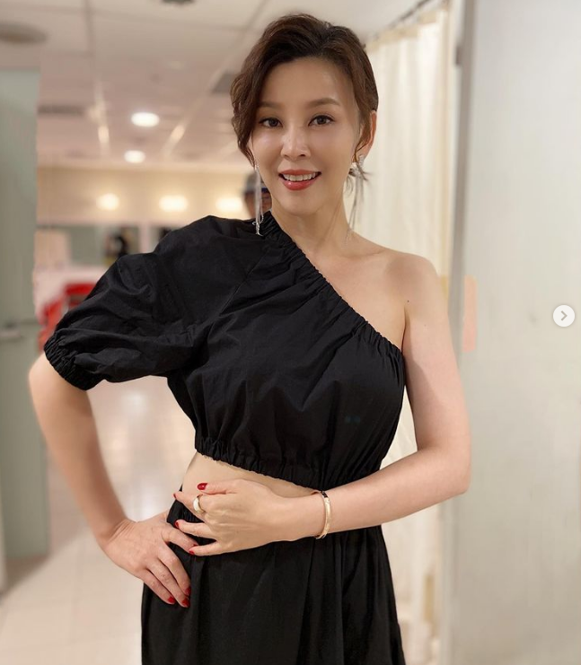 49岁方馨晒22岁旧照,自曝冻龄秘诀,肌肤媲美少女_腾讯新闻