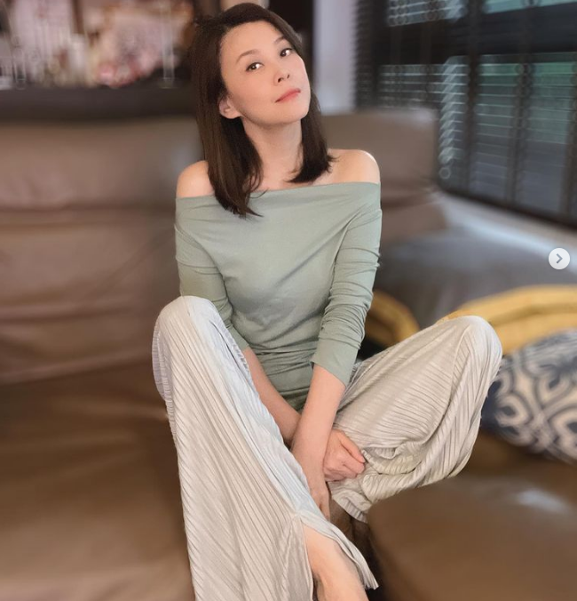 49岁方馨晒22岁旧照,自曝冻龄秘诀,肌肤媲美少女_腾讯新闻