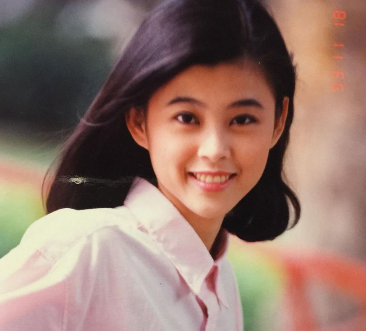 49岁方馨晒22岁旧照,自曝冻龄秘诀,肌肤媲美少女_腾讯新闻