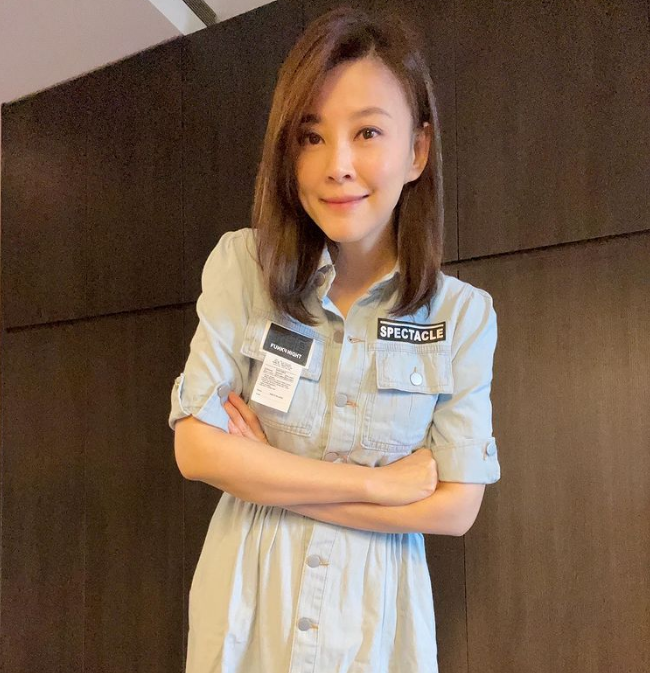 49岁方馨晒22岁旧照,自曝冻龄秘诀,肌肤媲美少女_腾讯新闻