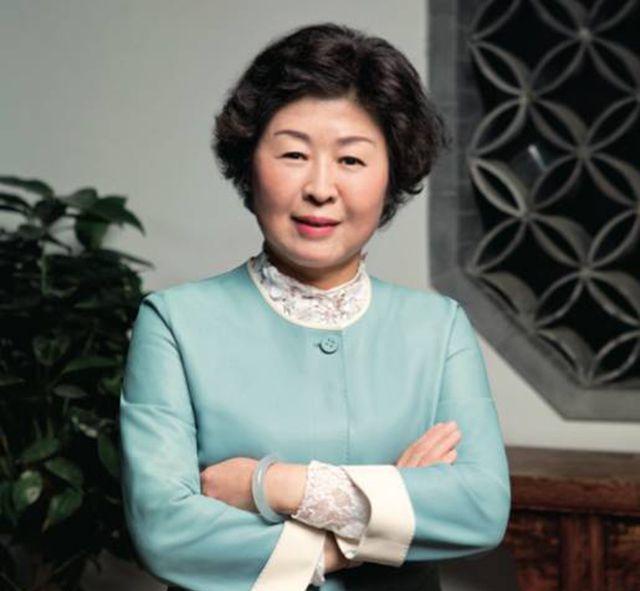 中国第一位女性首富白手起家2021年已坐拥290亿身家