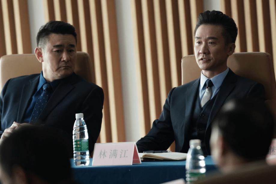 演完《理想之城》演《突围》,铁路工人出身,却靠演技成"老总"专业户