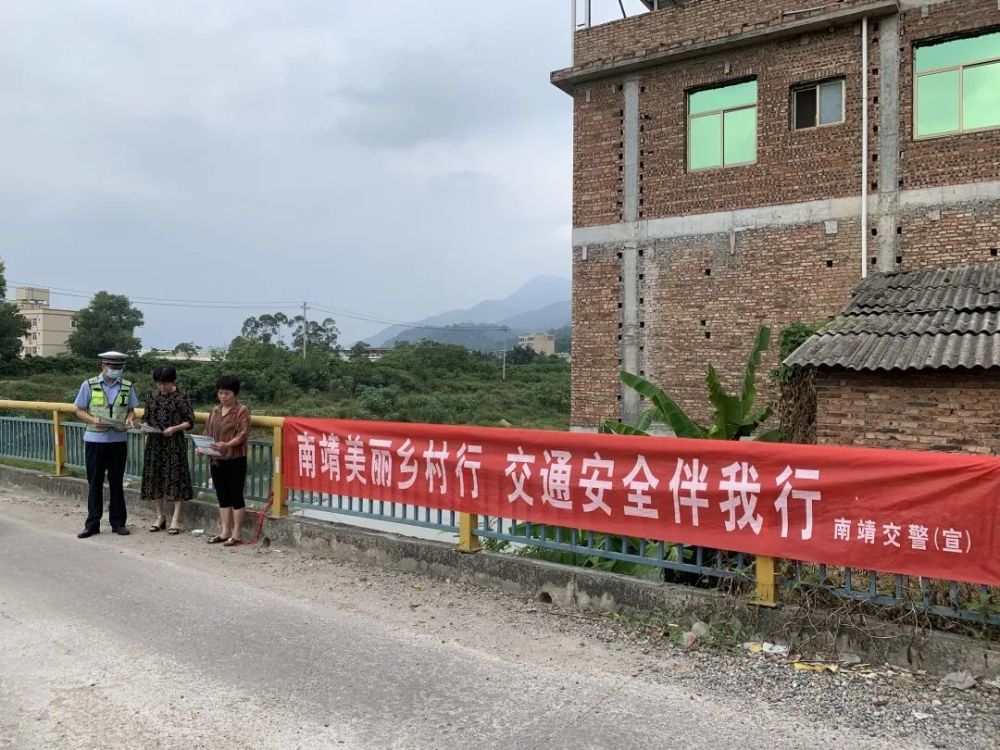 宣传民警结合农村地区常见交通违法行为特点,通过悬挂宣传横幅,发放