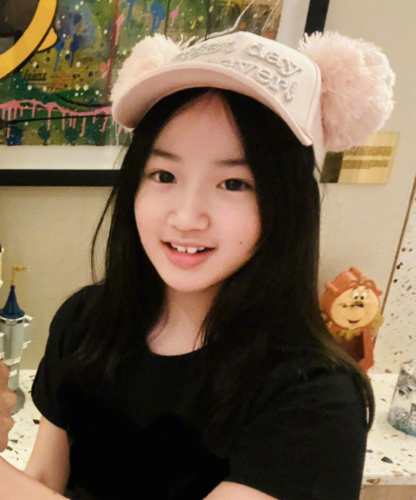 虽说长相淑女,但neinei很爱运动,四肢修长的她,以后肯定是个大高个.