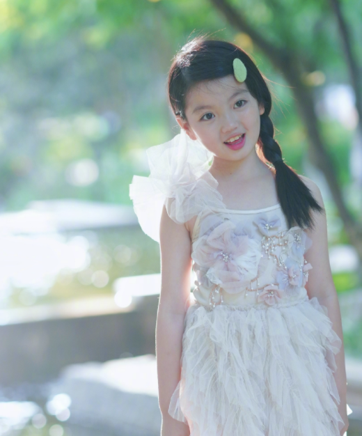 小小年纪就辗转各个片场拍戏的阿拉蕾,片场的照片,看起来也有几分疲惫