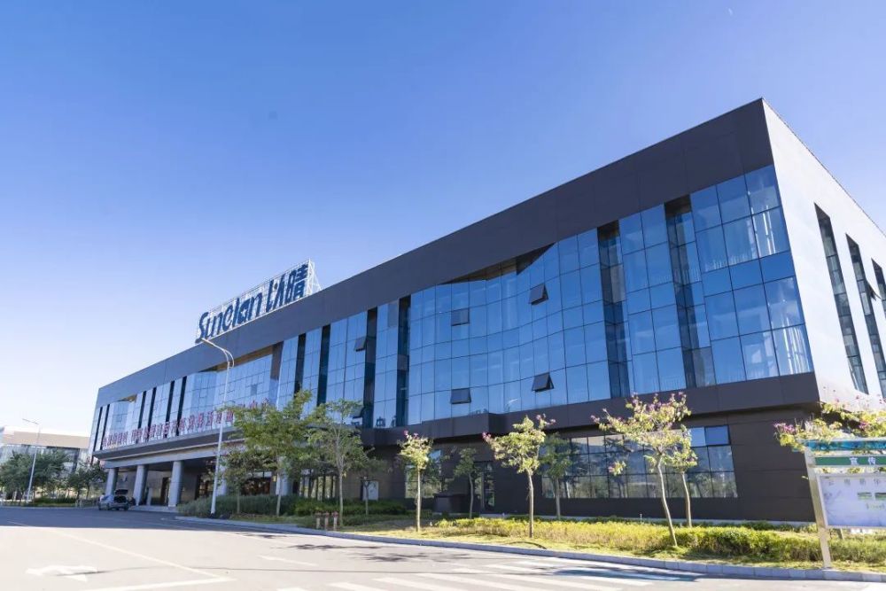 以晴集团以晴集生产车间机械化采收胡萝卜提升蒙自"首位度",就是要在