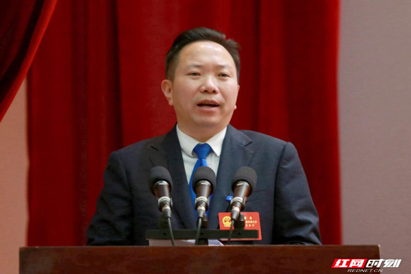 新当选的保靖县人民政府县长周建武作了讲话.