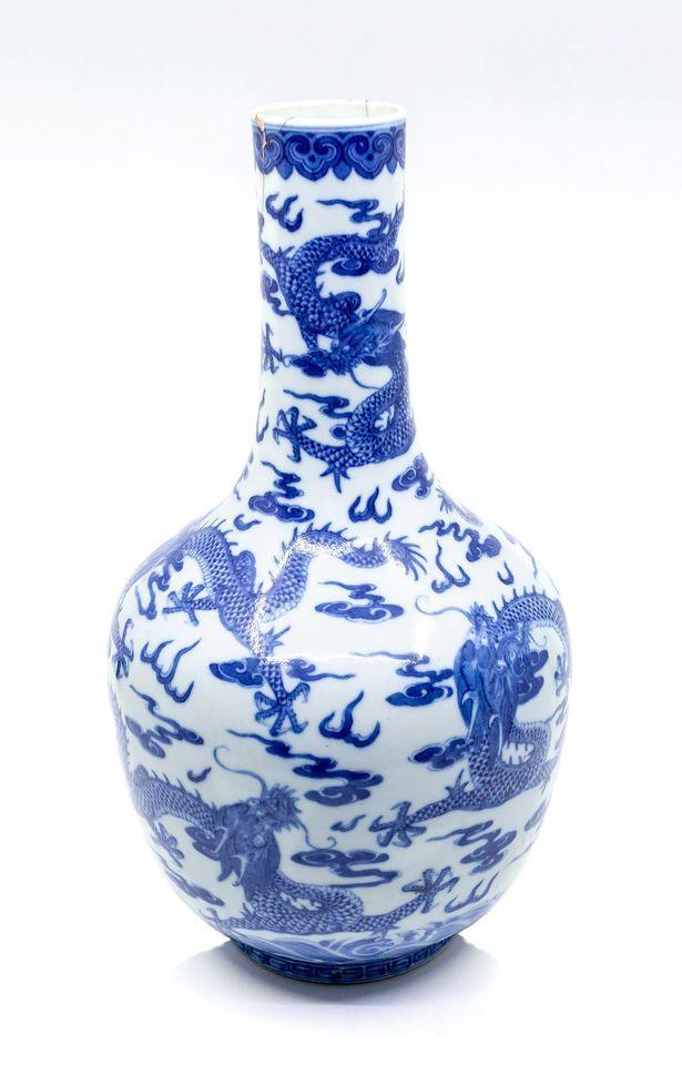 英国老太放家中25年花瓶竟卖到49万，原来是中国清朝嘉庆时期文物_腾讯新闻