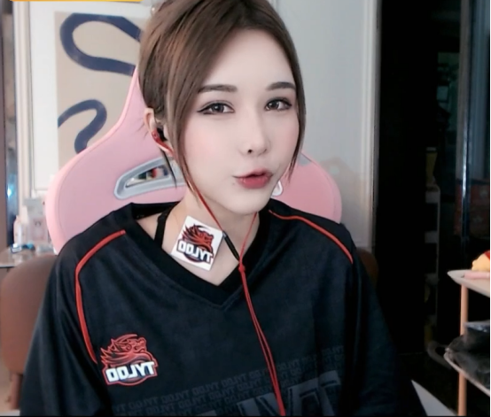 大菠萝身穿天禄队服,神态激动怒锤键盘