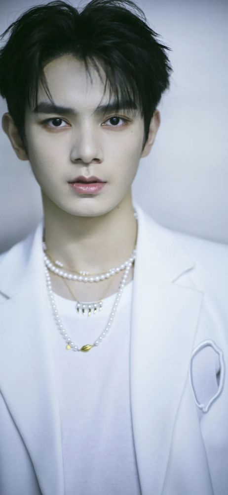 粉丝求图 | 何昶希壁纸