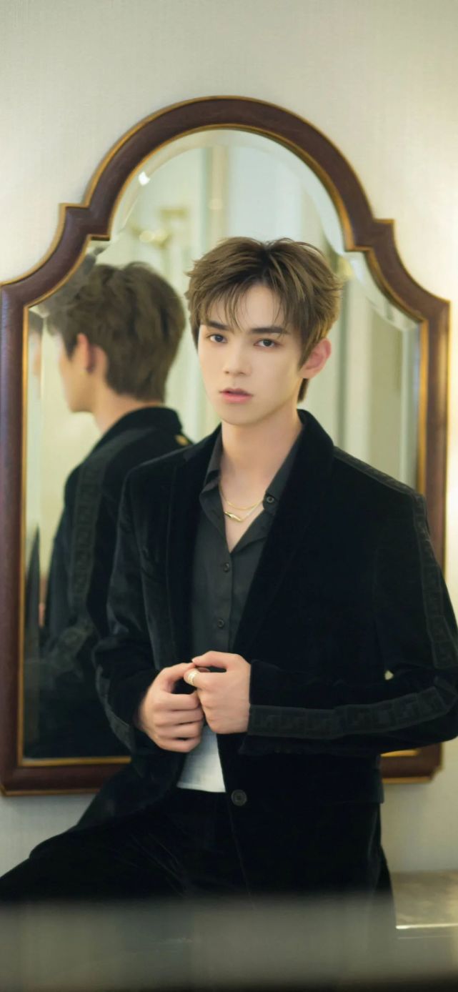 『何昶希』明星壁纸|unine组合