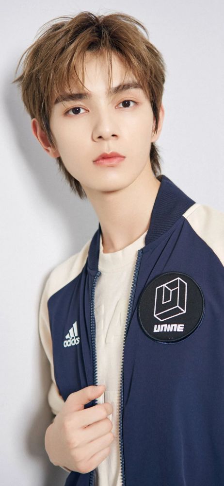 粉丝求图 | 何昶希壁纸