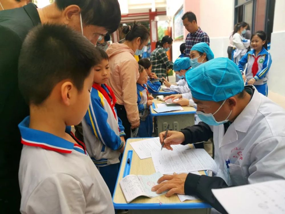 组图丨儋州萌娃接种新冠疫苗表情花样百出