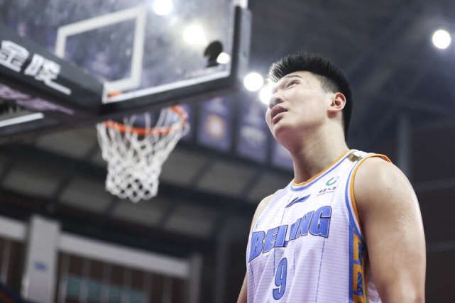 视觉中国供图全场比赛,首钢男篮12人报名12人出场,除了周仪翔外,都有