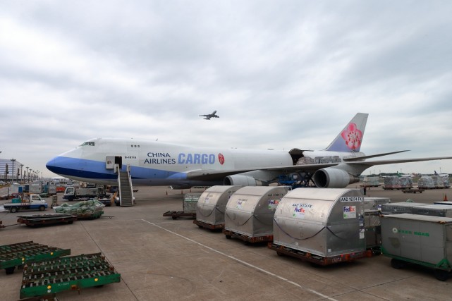 四个星期五,开始圣诞大采购)与圣诞节前让货物上架,不惜重金包租货机