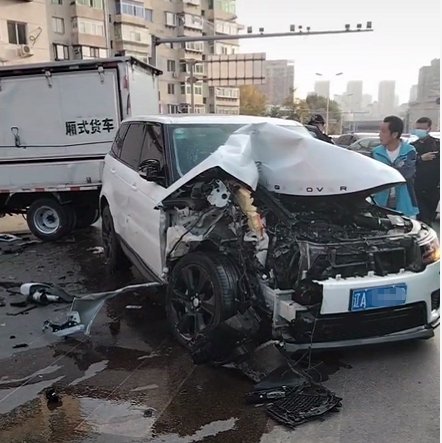 沈阳一路虎与货车相撞灯杆撞倒路虎也撞废了