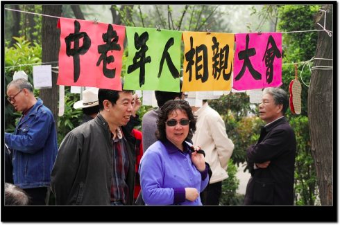 笑到打鸣,老年相亲大会也太硬核了!