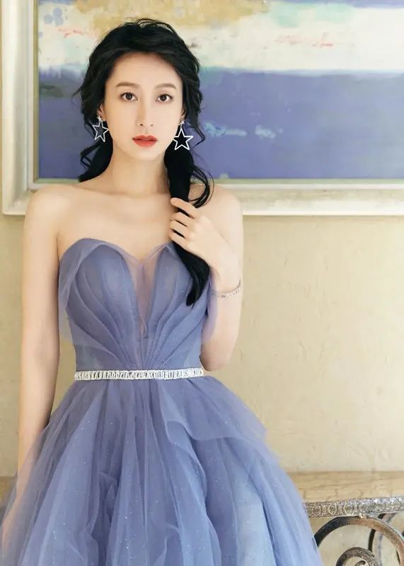 国民师姐董维嘉真敢穿穿露肩装秀蚂蚁腰34岁仍单身