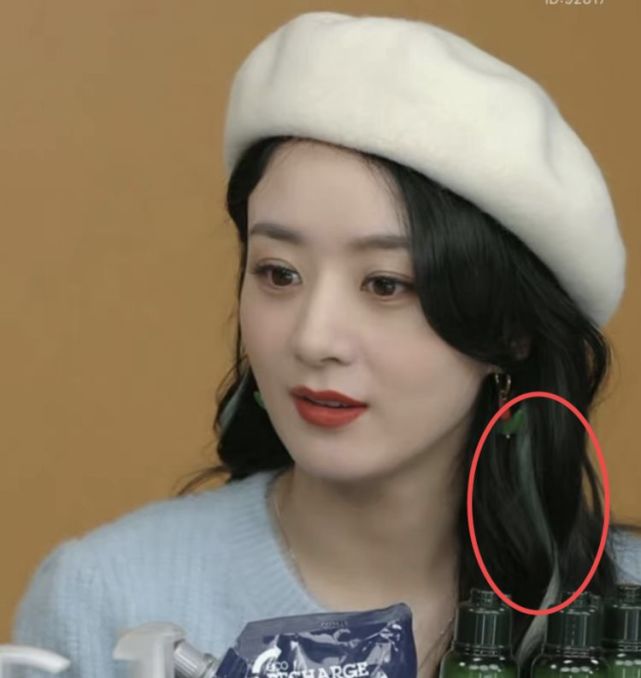 赵丽颖李佳琦首次同框,颖宝挑染绿色头发,手上戴四枚钻戒好闪亮