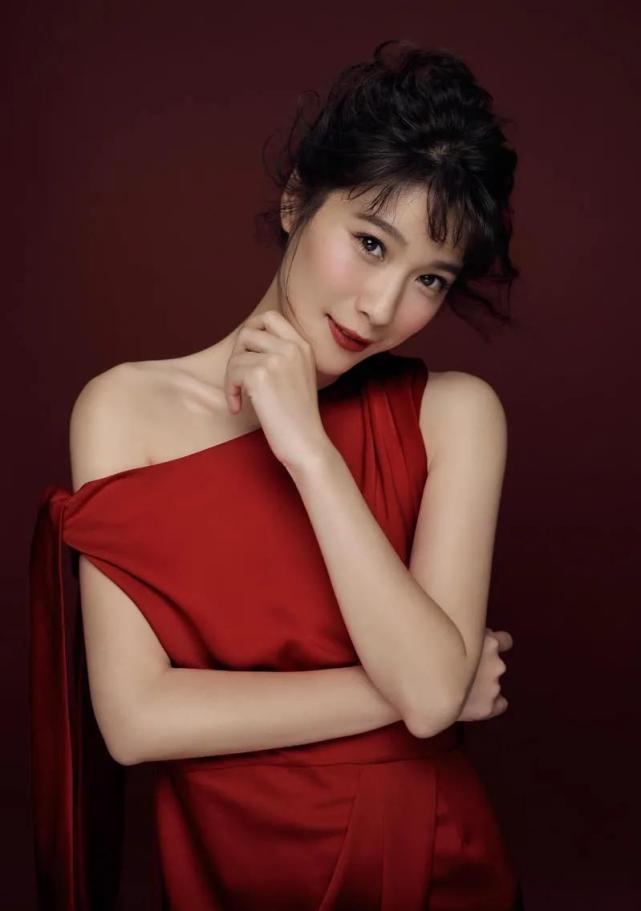 北京卫视美女主持人悦悦