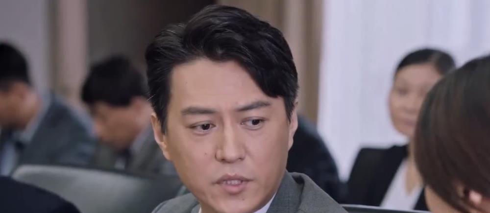 虽然齐本安穿西装也很帅气,但是齐本安的性格,并没有那么圆滑,他有