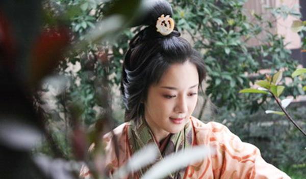 重温新三国时发现熟悉的身影柔弱不能自理的朱曼娘