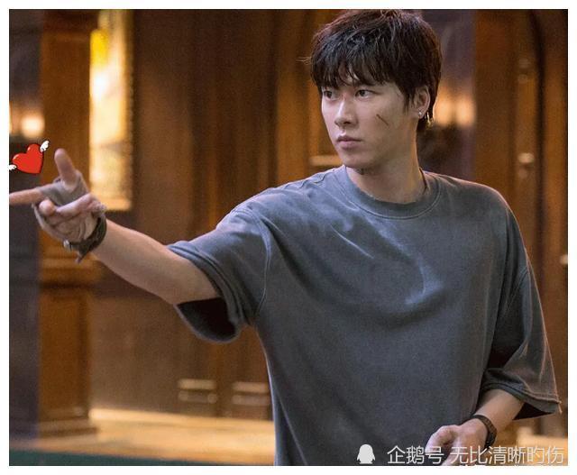 《赌博默示录》的评分高了一点点,对比16年的《心理罪》,李易峰的演