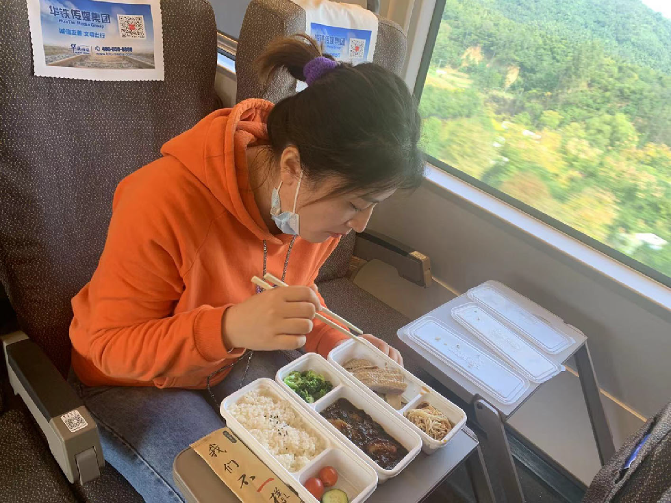 美食还在后厨房制作装盒;11点57分,随着g7315次列车缓缓驶出扬州东站