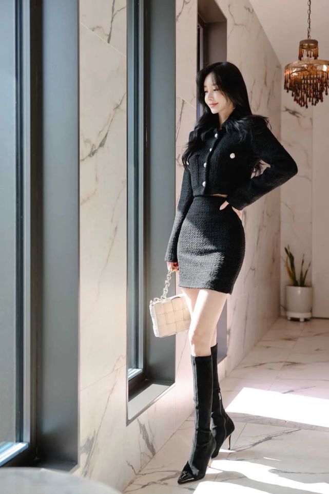 韩国女神孙允珠时尚写真:搭配黑色长靴的珠珠好美啊