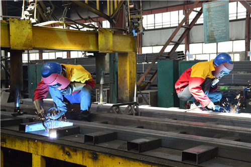 目前行业对于焊接人员的需求还是很多的,不过愿意干这行的90后在逐渐