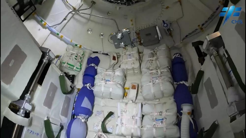 "神十三"轨道舱内景简单说来,"神舟"载货是载人运力有余,物尽其用.