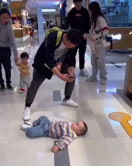 专治不服!山东一萌娃躺地上撒泼耍赖,爸爸的做法让萌娃瞬间害羞