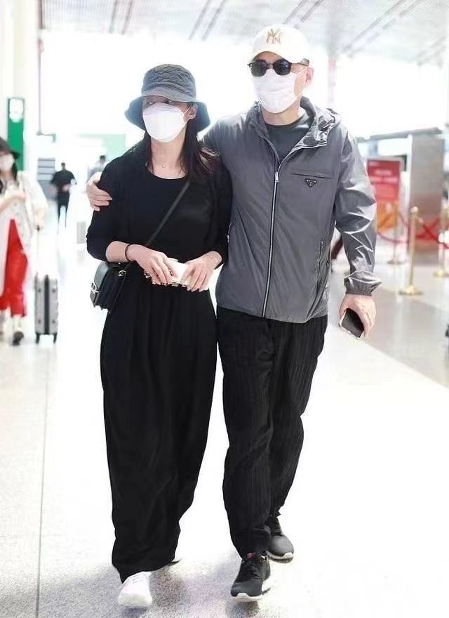 陈建斌两口子走机场，蒋勤勤穿一身黑好显嫩，站一起不像只差5岁中国企业报官网