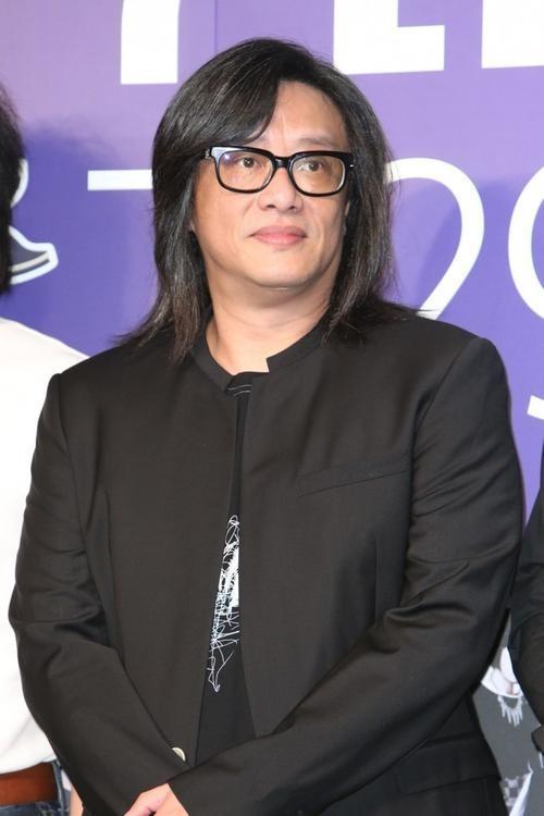 等到1983年刚成年时,施文彬就带着好朋友组建起了乐队.