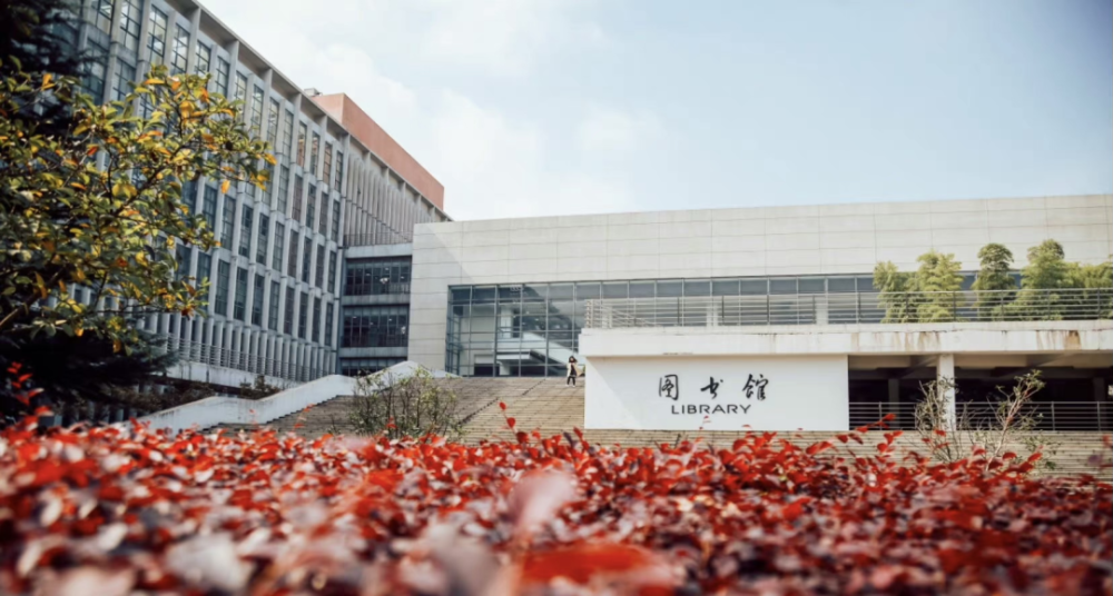 (华中师范大学校门)武汉体育学院湖北中医药大学武汉纺织大学