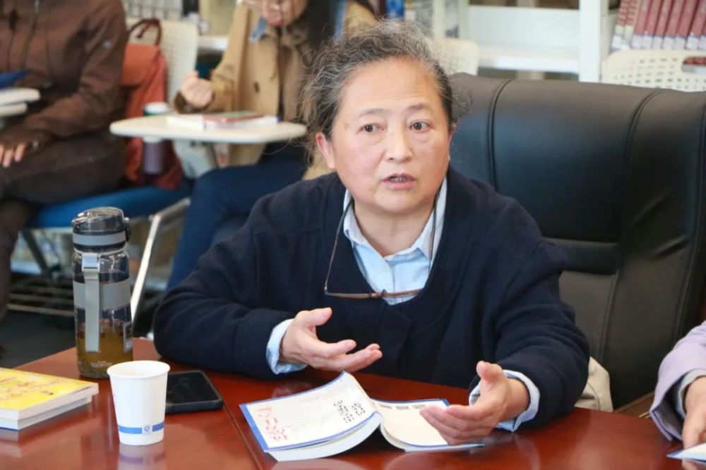 新颖的结构设计给予了好评,对陈红民教授"大家写小书"的尝试表示肯定