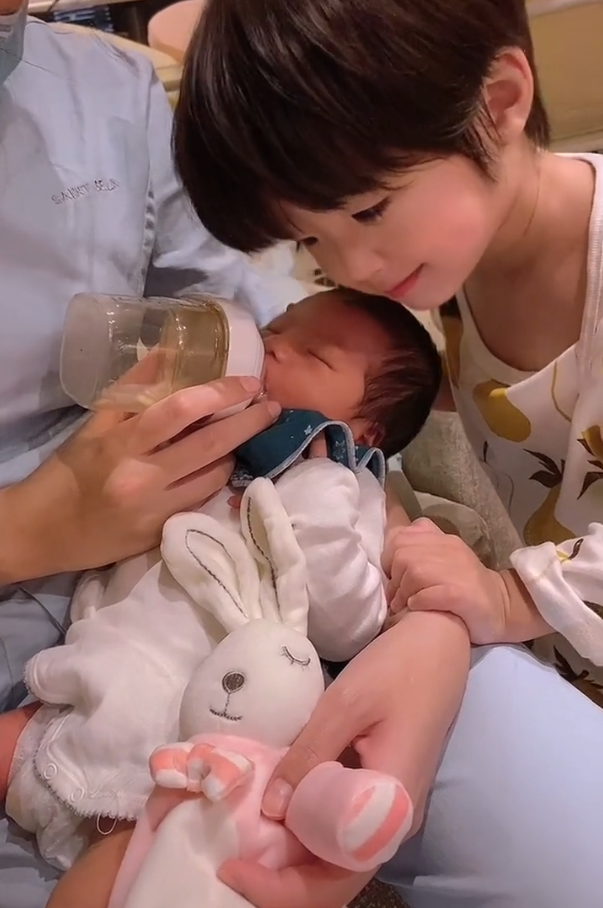 麦迪娜晒全家福表白老公,与姜潮一背一抱秀幸福,儿女大名疑曝光_腾讯